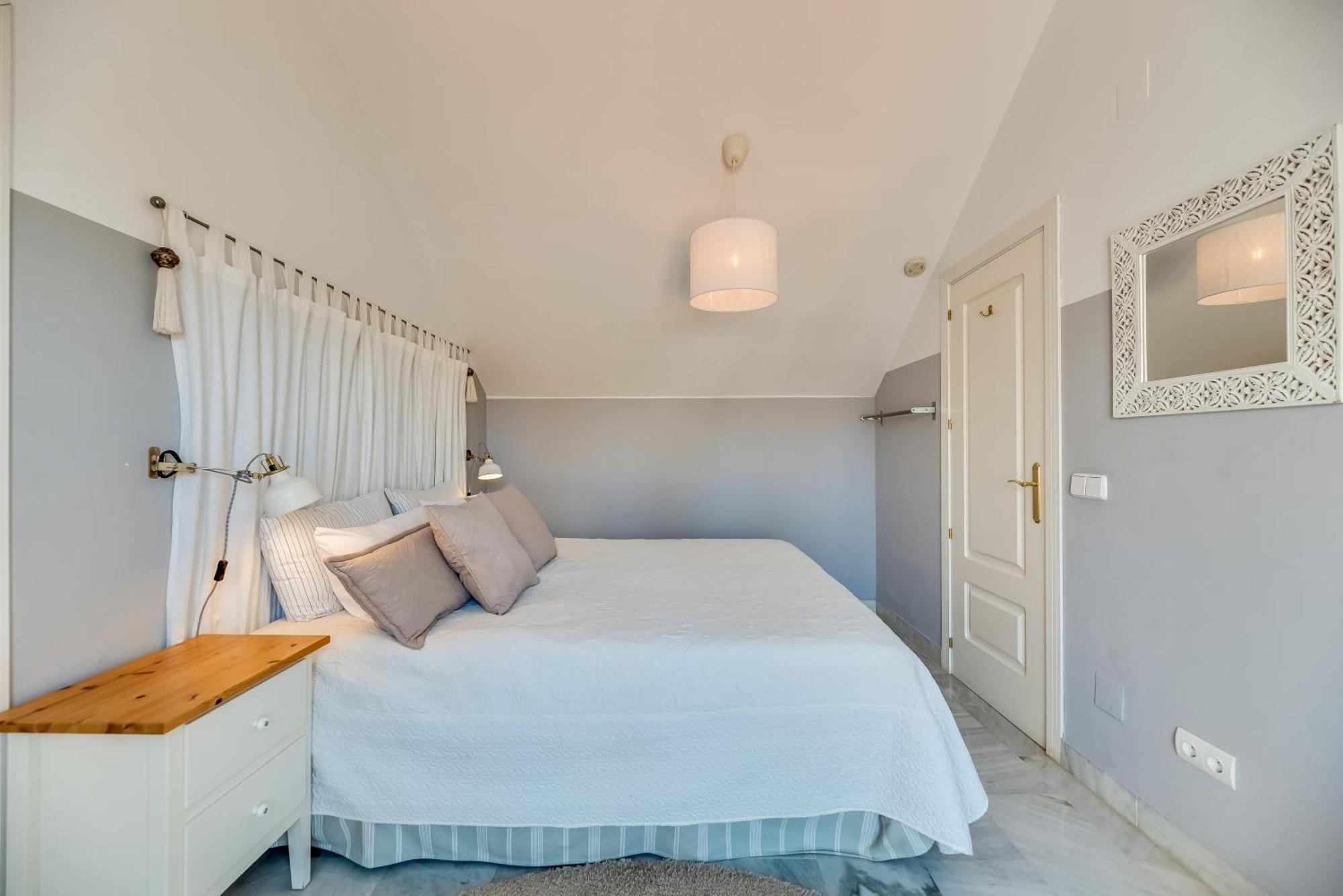 Elegant 2 Bdrm Penthouse With Sea Views And Pools