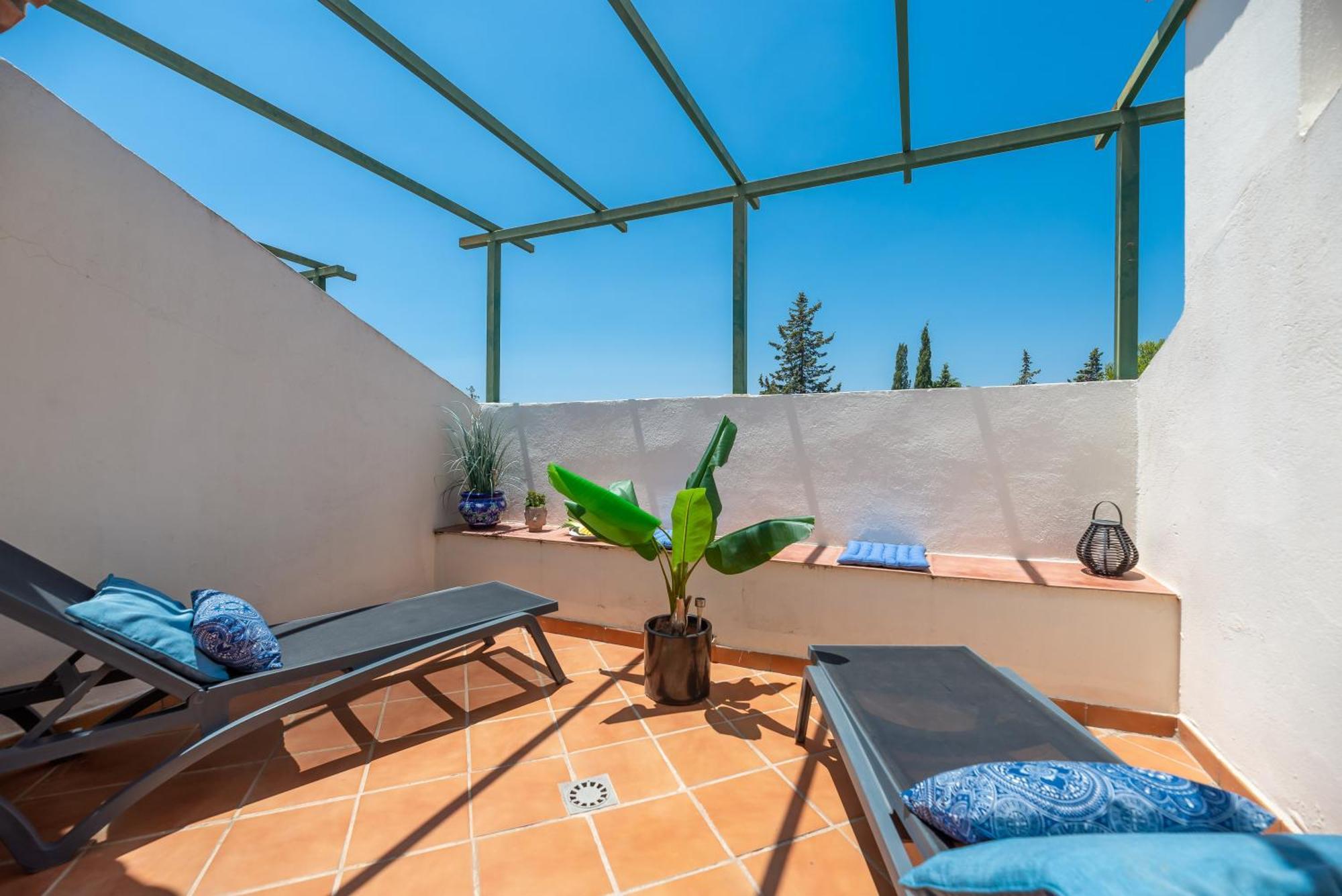 Elegant 2 Bdrm Penthouse With Sea Views And Pools