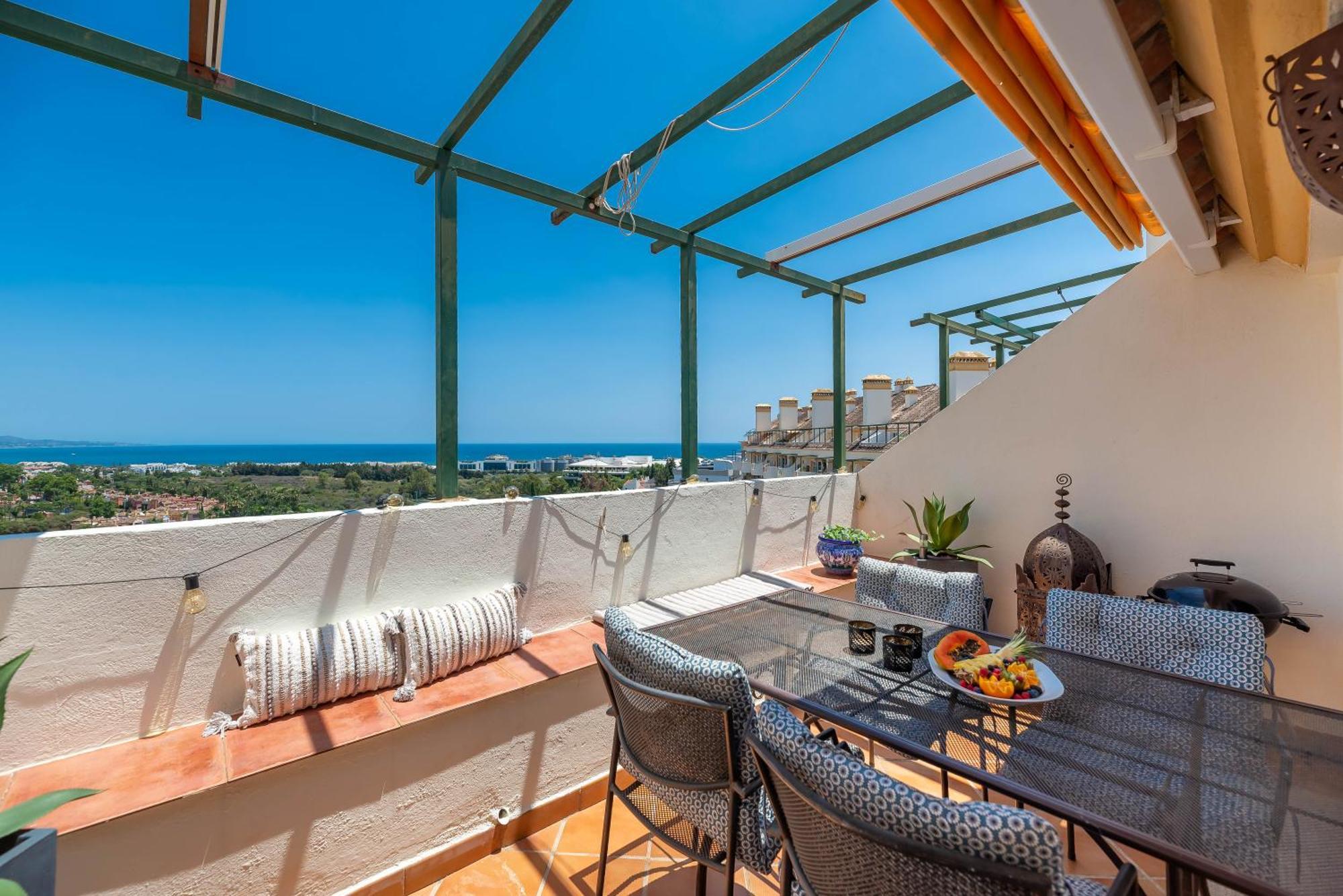 Elegant 2 Bdrm Penthouse With Sea Views And Pools