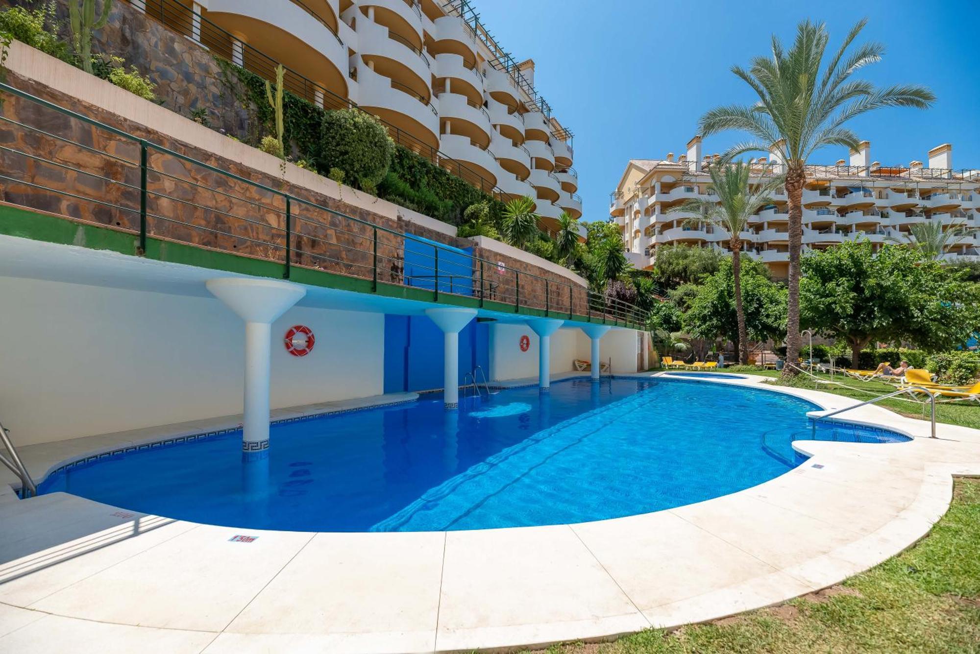 Elegant 2 Bdrm Penthouse With Sea Views And Pools Apartment *