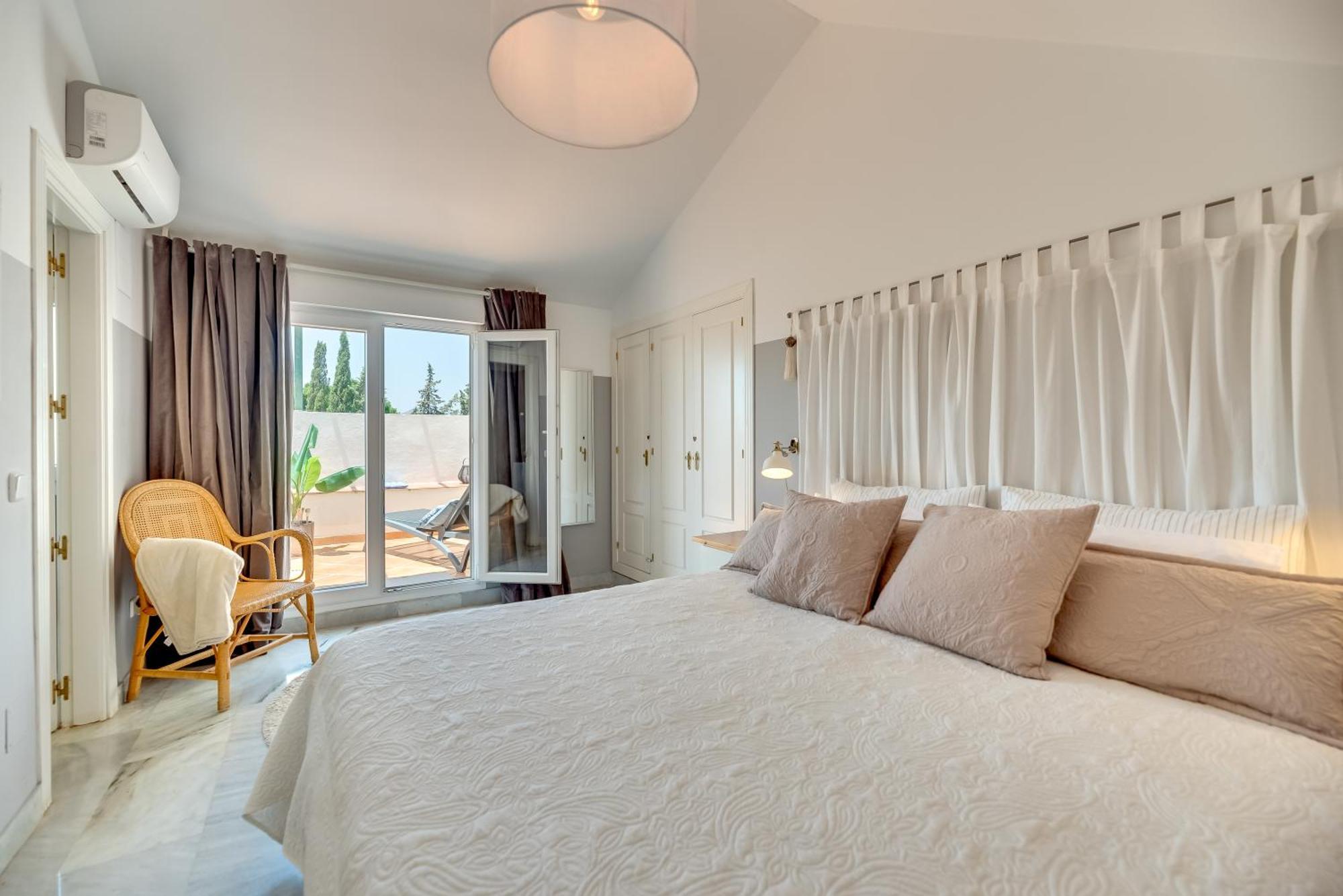 Elegant 2 Bdrm Penthouse With Sea Views And Pools Apartment