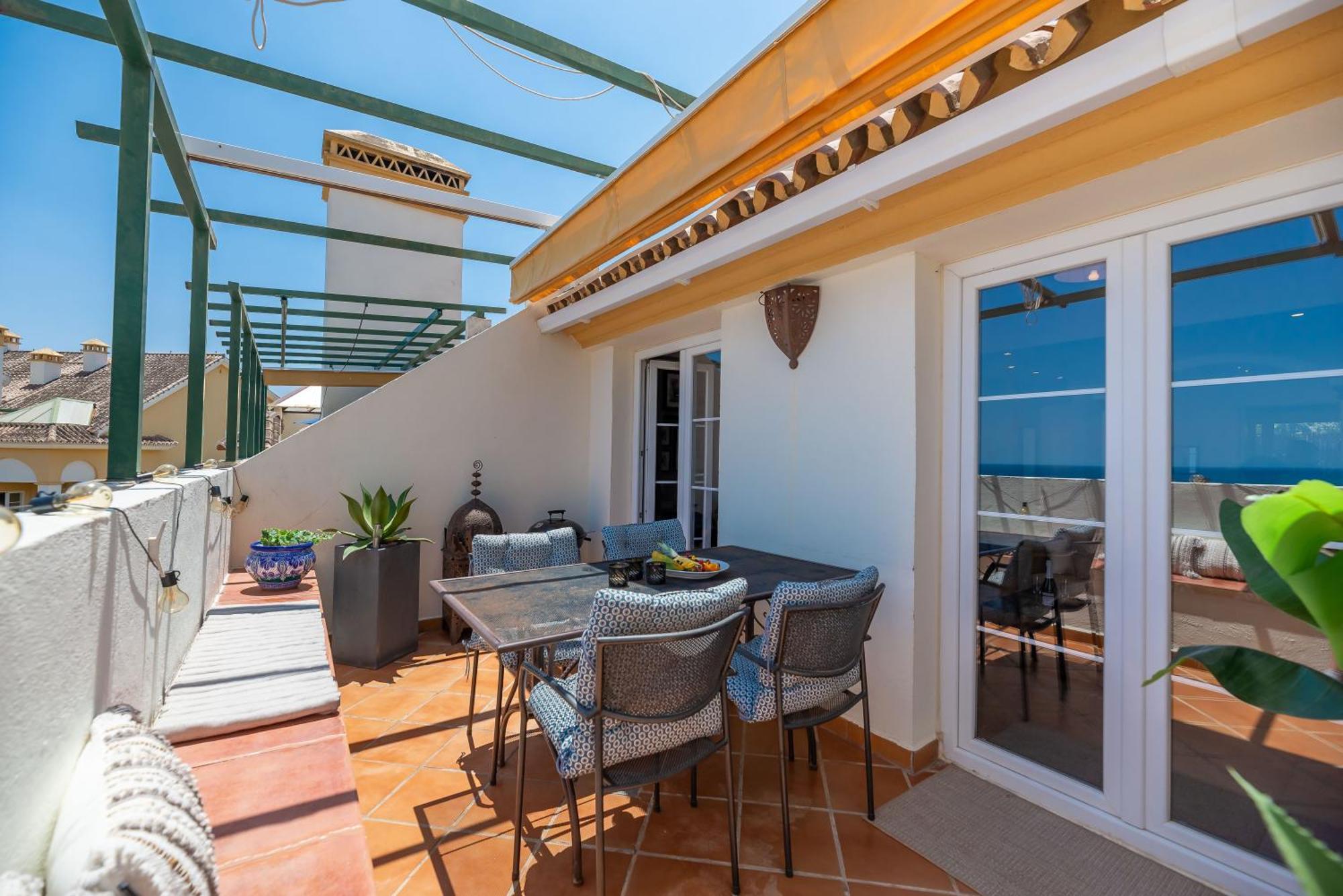 Apartment Elegant 2 Bdrm Penthouse With Sea Views And Pools *