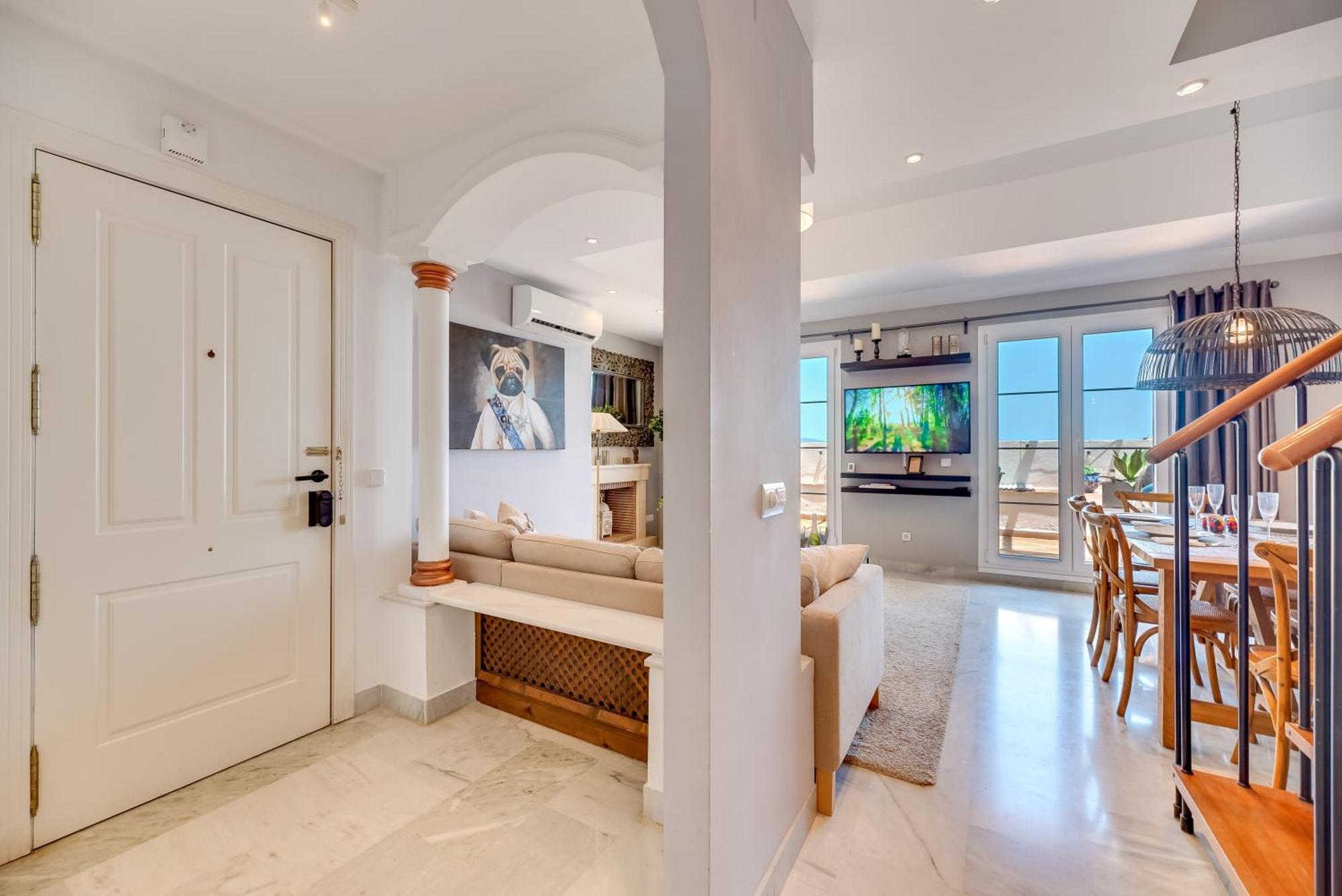 Elegant 2 Bdrm Penthouse With Sea Views And Pools Apartment