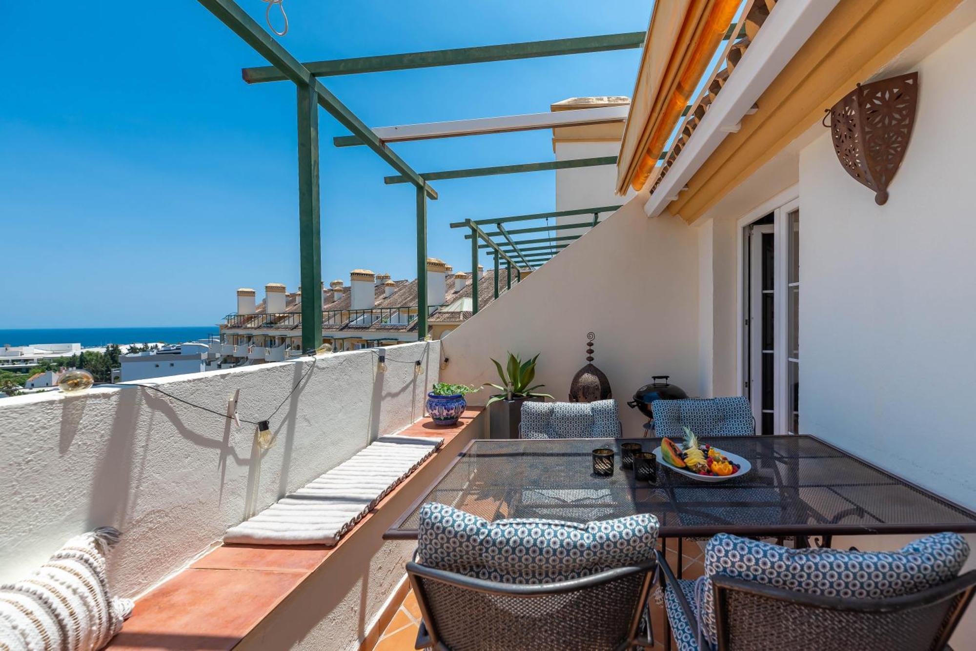 Elegant 2 Bdrm Penthouse With Sea Views And Pools Marbella